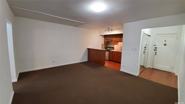 Foto del edificio - 84-16 Elmhurst Ave