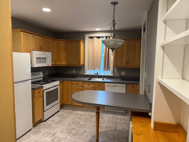 Building Photo - West Conshohocken 4 Bedroom 2 brick bath T...