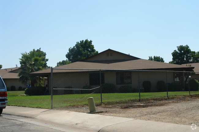 Foto del edificio - Golden Village Apartments