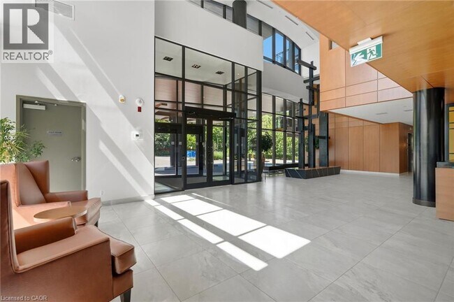 Building Photo - 1575 Lakeshore Rd W