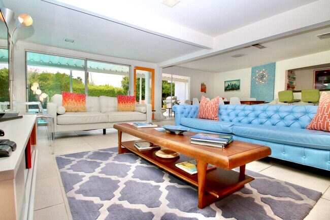 Foto del edificio - 877 S Riverside Dr