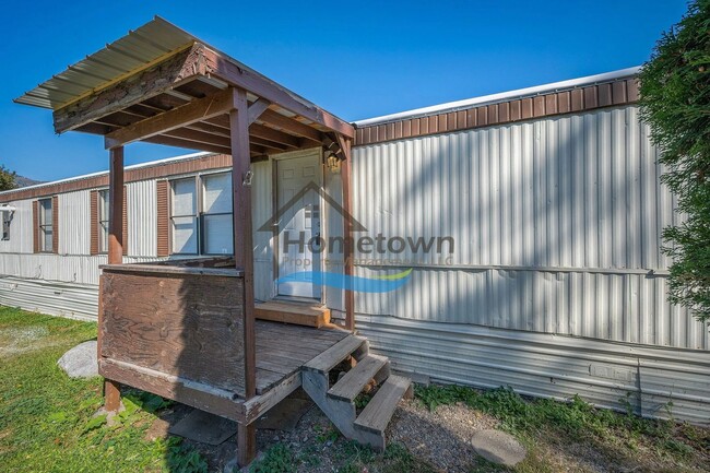 Building Photo - 3 Bedroom 1 Bath Home with Off-Street Park...