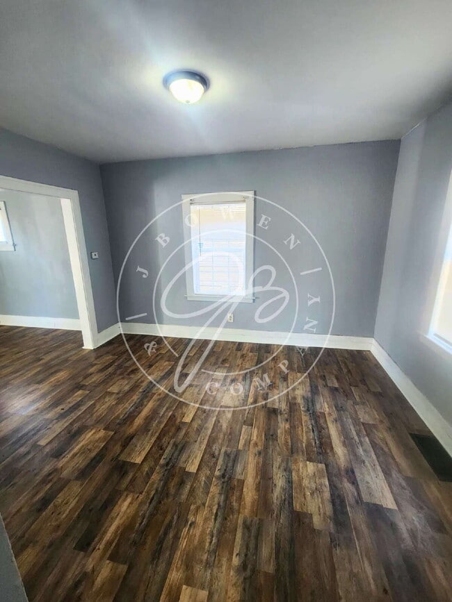 Building Photo - Spacious 3 bed with bonus room and shower ...