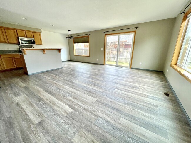Building Photo - 145-MHH1145 N Tamarack St