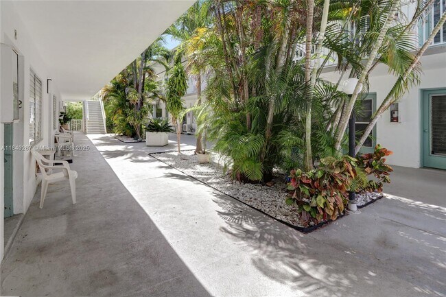 Foto del edificio - 7945 Carlyle Ave