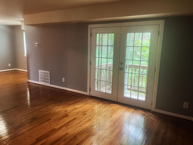 Building Photo - 2 Bedroom 1 Bath in Markham View Condomini...