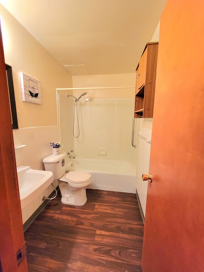 BAÑO - 726 NE 68th St