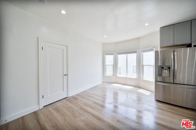 Building Photo - 132 S Kenmore Ave