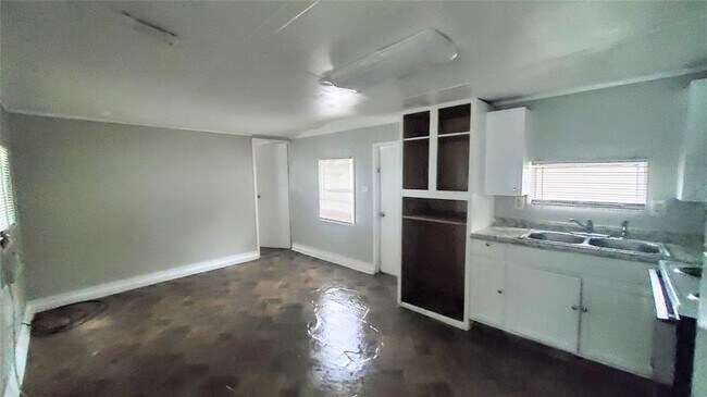 Foto del edificio - 914 Queenswood St