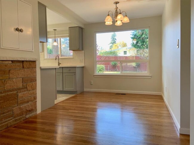 Foto del edificio - 3 bedroom in Bellevue WA 98006