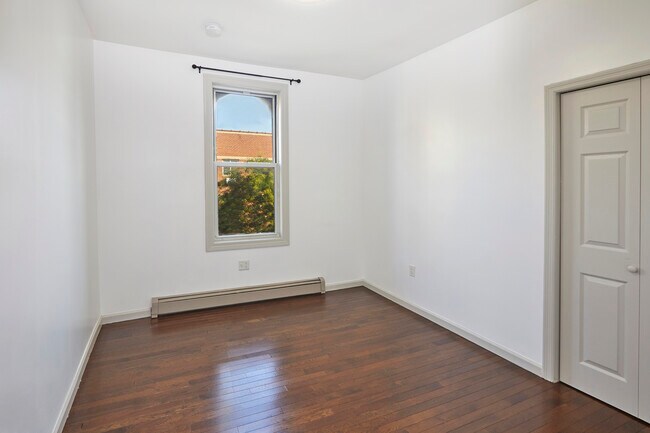 Foto del edificio - 321 Wyona St