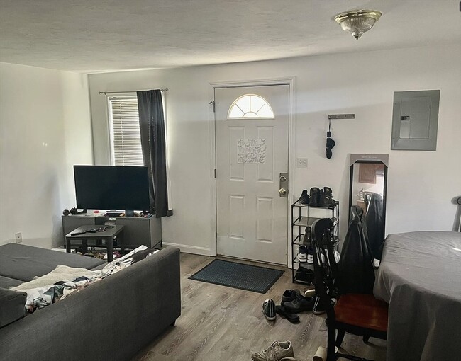 Building Photo - 24-26-26 Lawn St