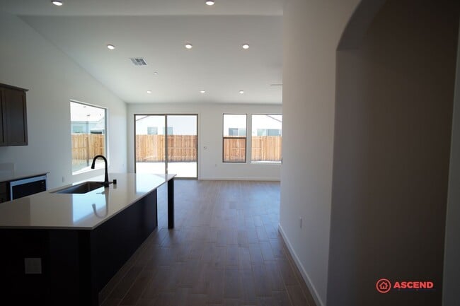 Building Photo - Stunning Newly Built Home in the Southwest!