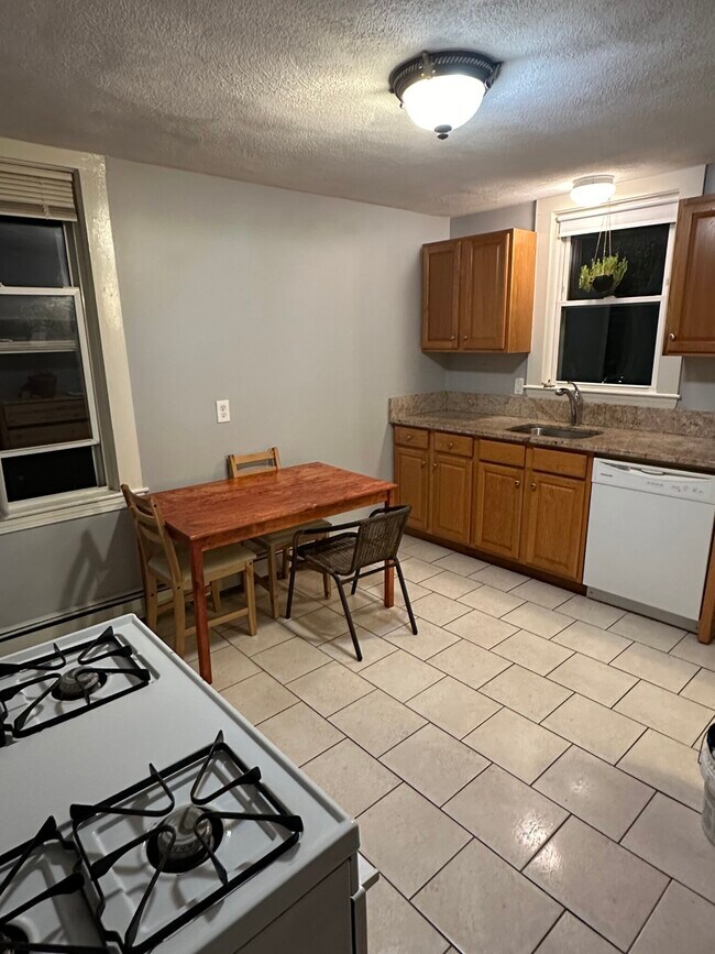 Foto del edificio - 17 Endicott Ave