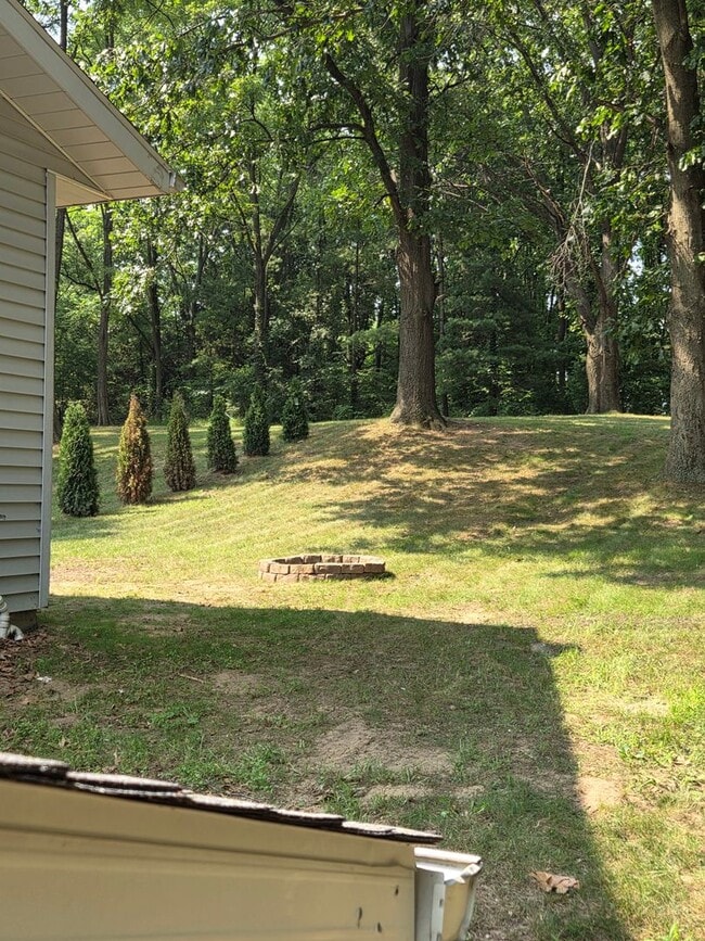 Building Photo - 11685 Oakhills Dr