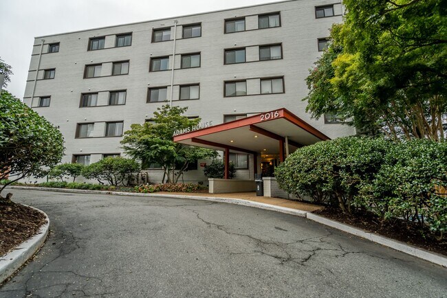 Foto del edificio - Rare Large Efficiency (552 Sq Ft) Close To...