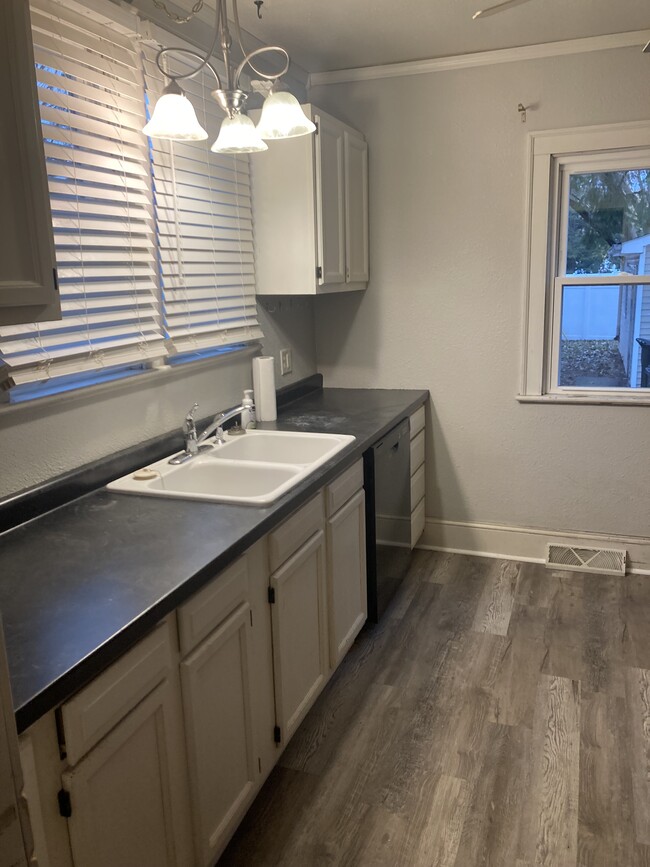 Building Photo - 1416 St Lawrence Ave