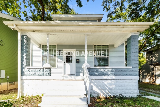 Building Photo - 3823 River Park Dr