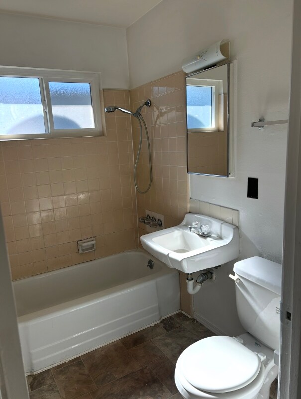 Foto del edificio - 44116 Division St