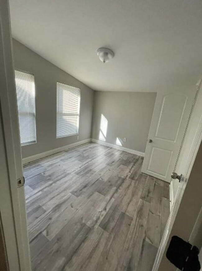 Building Photo - 825 S 14th St