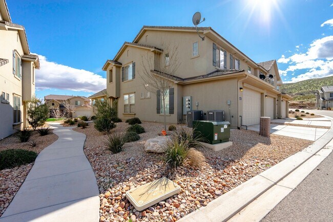 Foto del edificio - 3 Bedroom Townhome in Hidden Valley with C...