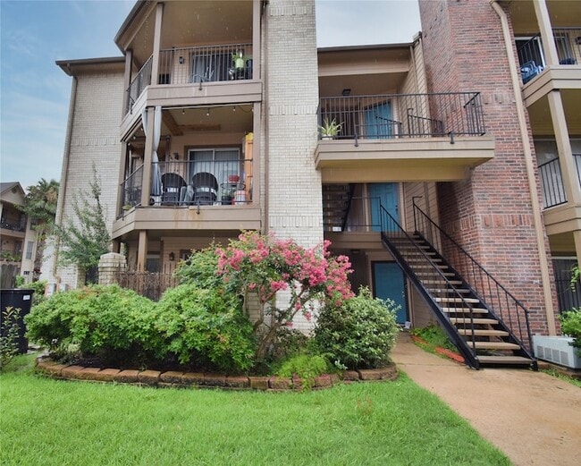 Photo - 2121 Hepburn Street Unit 722 Apartment