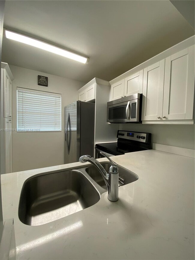 Building Photo - 5181 W Oakland Park Blvd