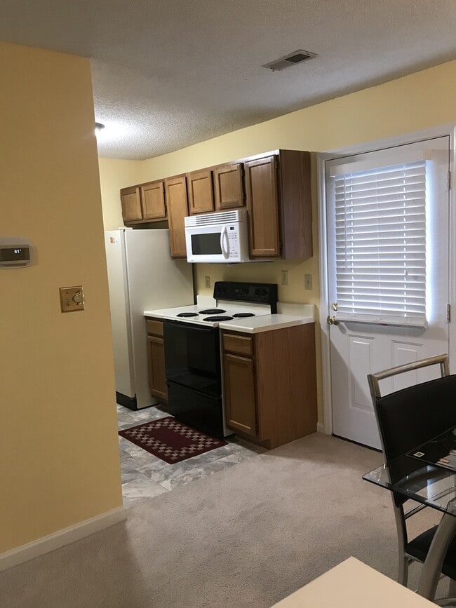 Building Photo - Knoxville, 2 bedroom, 2 bath condo with wo...