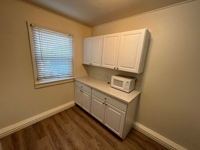 Foto del edificio - Lower Level Updated 1 Bedroom 1 Bathroom U...