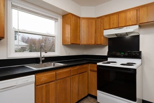 Photo - Charming 2 Bedroom in NE Portland – Fireplace, Hardwood Floors & Pet Friendly! House