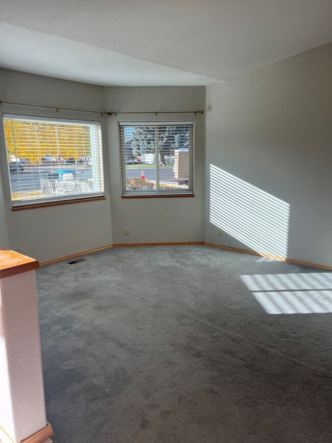 Foto del edificio - 3 bedroom 2 bathroom with fenced back yard...