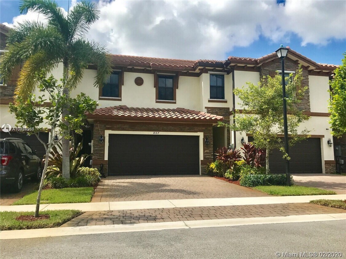 Foto principal - 807 E Village Cir