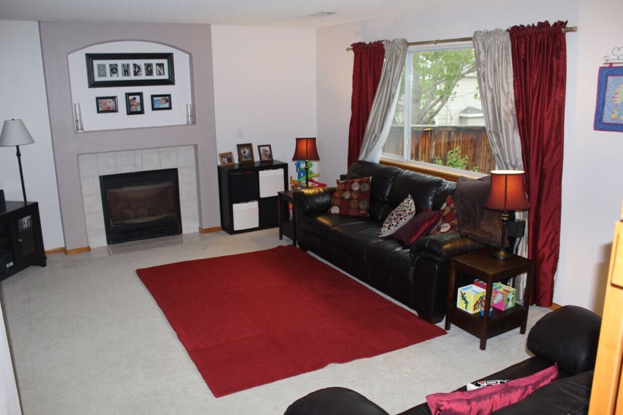 Comfortable living room with gas fireplace. - 2167 Gold Dust Lane
