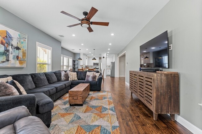 Foto del edificio - 607 S Alamo St