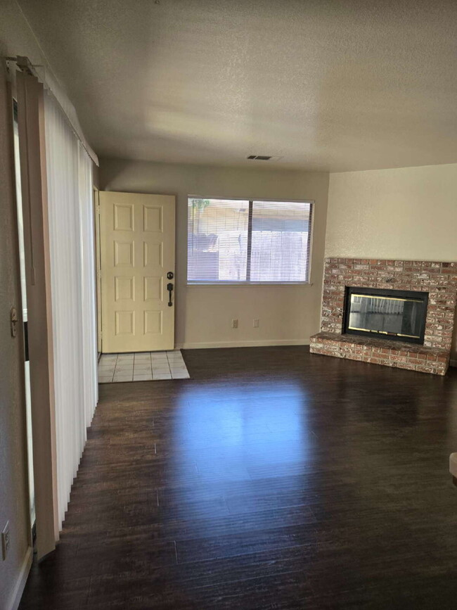 Foto del edificio - Highly Sought After Location! Available 5/9!