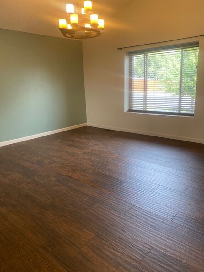 Foto del edificio - 3 Bedroom Tri-level in Woodland Hills