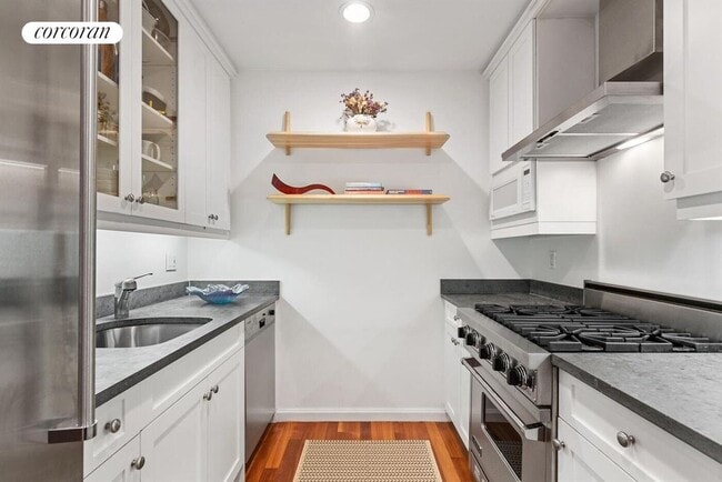 Building Photo - 400 E 51st St