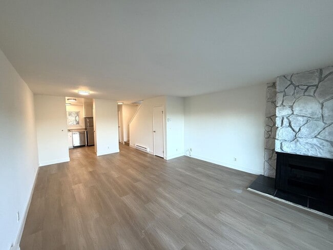 Foto del edificio - BEAUTIFULLY UPDATED 2 BD/1.5 BA, 2-STORY, END UNIT CONDO WITH GREAT HILL VIEWS IN SAN RAFAEL