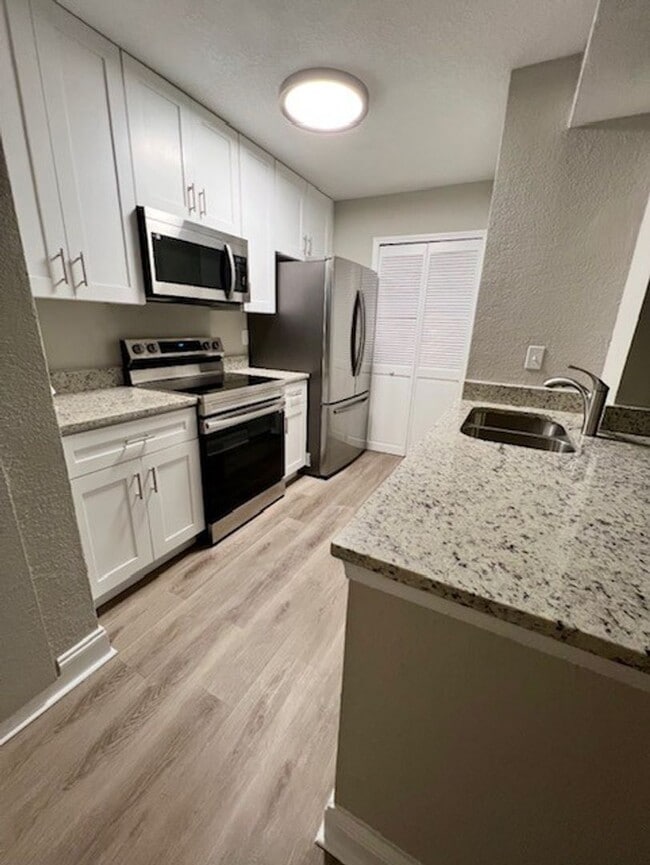 Building Photo - Available now! Newly updated 1/1 in Waterf...