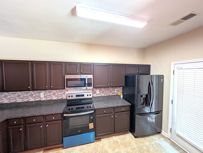 Building Photo - Charming, 2 Story End Unit Townhouse located in the Glenlea Park Community!