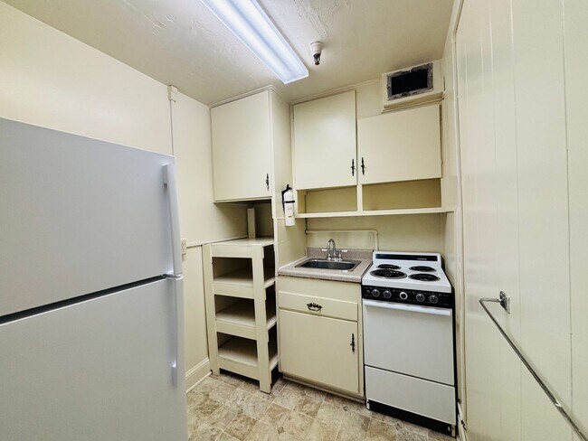 Building Photo - 1 Bedroom, 1 Bath Apartment