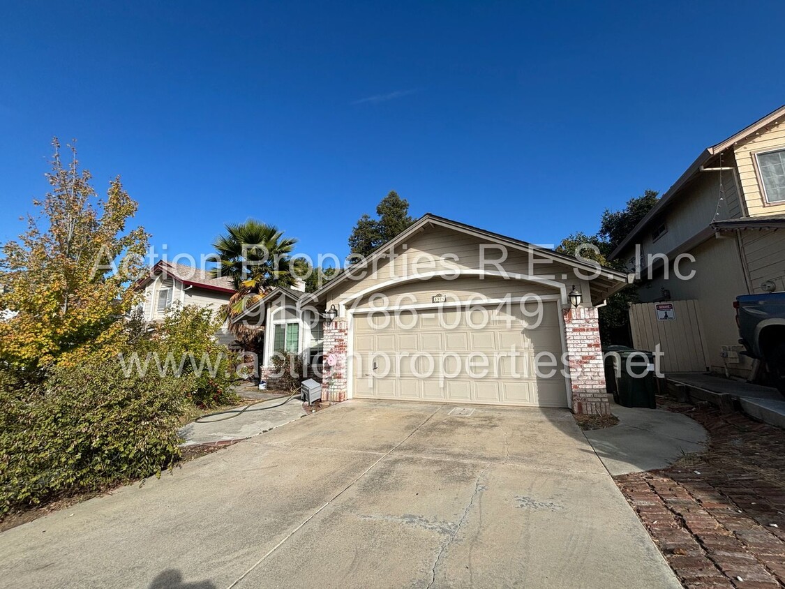 Foto principal - Updated 3 Bed, 2 Bath Home - Solar - Close...