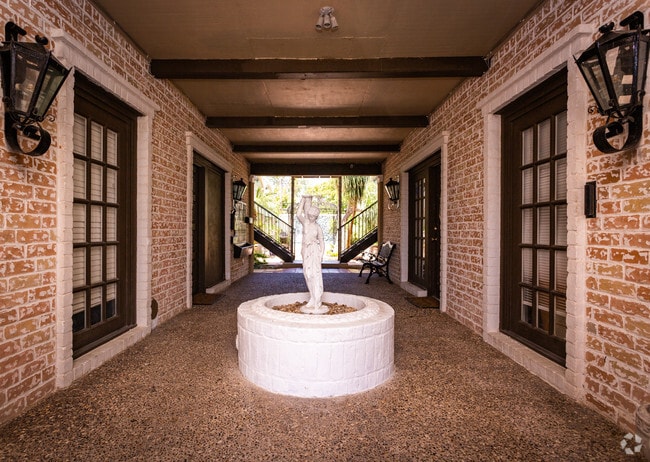 Building Photo - Courtyard Villas
