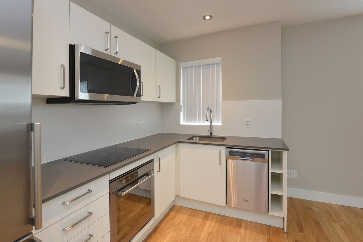 Primary Photo - 83 Isabella St