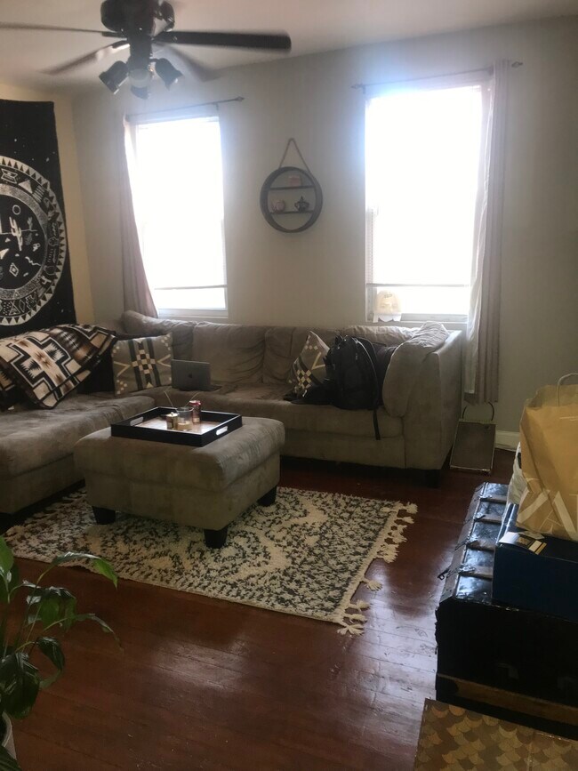 Living Room - 1733 W Superior St