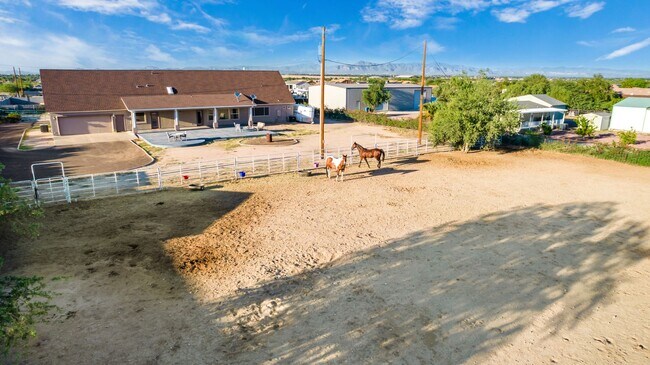 Foto del edificio - Beautiful 4 Bedroom Home on 1.25 ACRES in QUEEN CREEK!