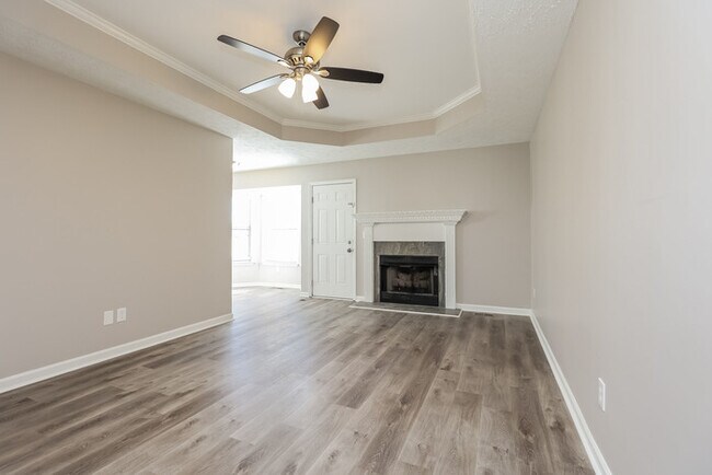 Foto del edificio - 3-Bedroom Home with Deck in La Vergne