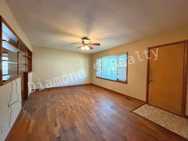 Building Photo - Cute 2 bed/1 bath house with Garage!