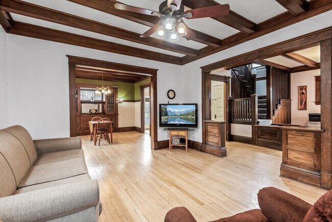 Building Photo - June 2025 ~ Cute 4 bedroom house. Spacious...