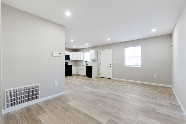 Building Photo - 812 Glendower Ave